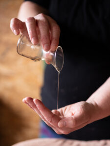 Gebruik van massageolie met essentiële oliën.